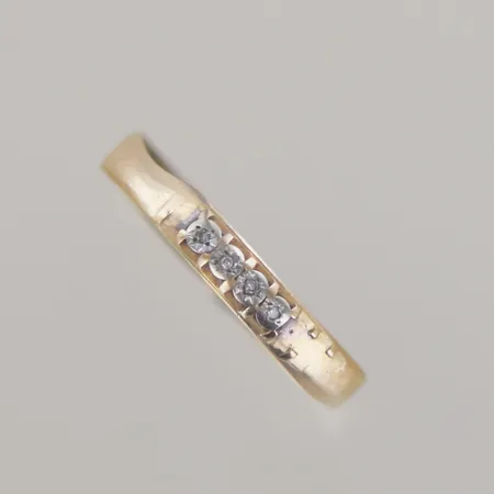 Ring med diamanter, Ø 19½ mm, bredd 3 mm, ojämn,18K Vikt: 1,2 g