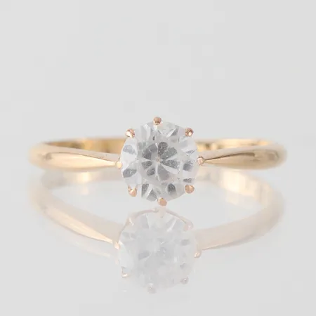 Ring med vit sten, ojämn form och slitage, storlek 17 ½ mm, bredd 1.5-6.5 mm, 18k. Vikt: 2,3 g
