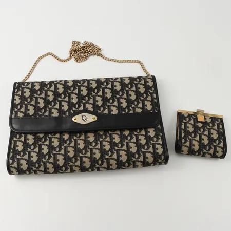 Handväska och portmonnä, Christian Dior, Made in France, läder samt monogrammönstrad textil, kedja i gulmetall, väskan ca 27x17cm trasigt lås smärre ytslitage utsida och insida, portmonnä ca 9x9cm färgslitage på låsets gulmetall, 