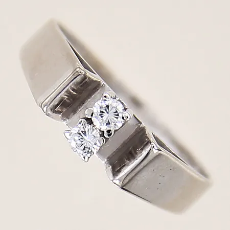 Ring med briljantslipade diamanter 2 x ca 0,05ct, stl: 16, bredd: 2,2-5,1mm, KLC Stockholm år 1968, vitguld, 18K  Vikt: 3,2 g