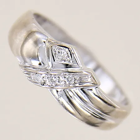 Ring med diamanter 4 x ca 0,01ct, stl 17, bredd 2,7-6,5mm, vitguld, 18K Vikt: 3 g