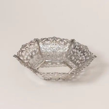 Skål med genombruten dekor, Ø ca 15 cm, höjd: 3 cm, engelska stämplar, silver. Vikt: 102,6 g