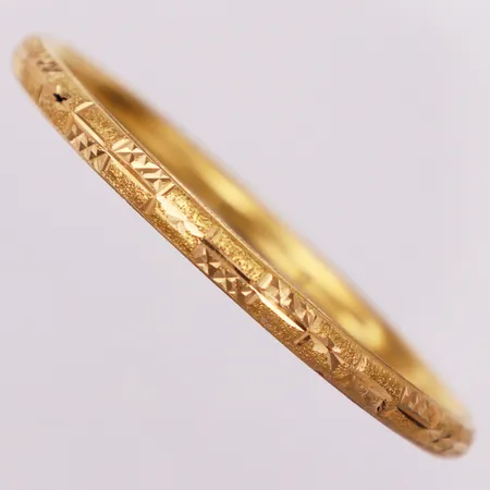 Armring, mönstrad, ca Ø59mm, bredd 5,1mm, 22K  Vikt: 7,9 g