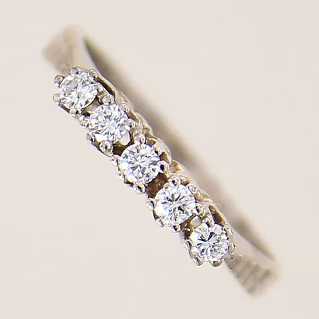 Ring med diamanter 5 x ca 0,05ct, stl 17½, bredd 2,5-3,0mm, vitguld, 18K Vikt: 3,3 g
