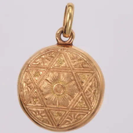 Hänge/medaljong, längd 31mm, bredd 21mm, öppningsbar, 14K  Vikt: 5,8 g