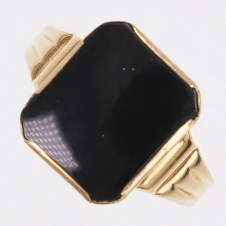 Klackring, svart sten, stl 18½, bredd 2,2-14mm, gravyr, 18K, bruttovikt 3,8g Vikt: 3,8 g