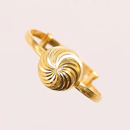 Ring, Ø17¼, bredd:8mm, justerbar storlek, något skev skena, 21K 1,3g.