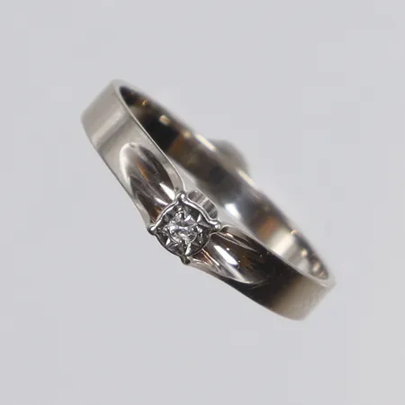 Ring i vitguld med diamant 1xca0,02ct stl 16½ bredd 2-3mm, GFAB 1977, 18K  Vikt: 1,7 g