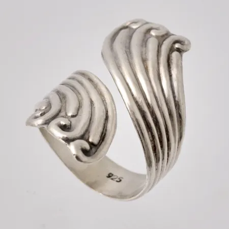 Ring i silver, stl 18, öppen skena, bredd 7,2-30mm, 925/1000, vikt 5,88g.