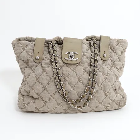 Väska Chanel Hessain Saint Tropes, Limited Edition 2011, beige linnetyg, beiga skinndetaljer, beslag i silvermetall, 40x30x16cm,  fläckar i foder samt på axelrem, smutsig baksida, inga tillbehör