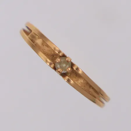 Ring med vit sten, stl 18¼, bredd 3mm, 18K Vikt: 1,1 g