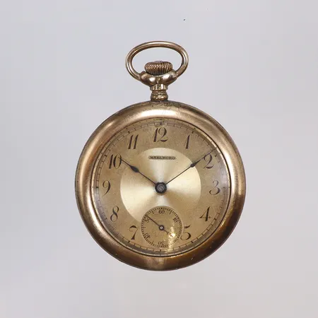 Fickur Marlboro / Record W. Co Ø48mm, gulmetalll, manuell uppdragning boett nr 2296550, ca 1920-tal, med etui från Aug. Magnusson Göteborg 