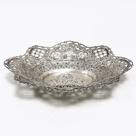 Skålfat höjd 40mm, bredd 244x195mm, genombruten dekor, inga tillverkningsstämplar, silver 835/1000. Vikt: 198,5 g