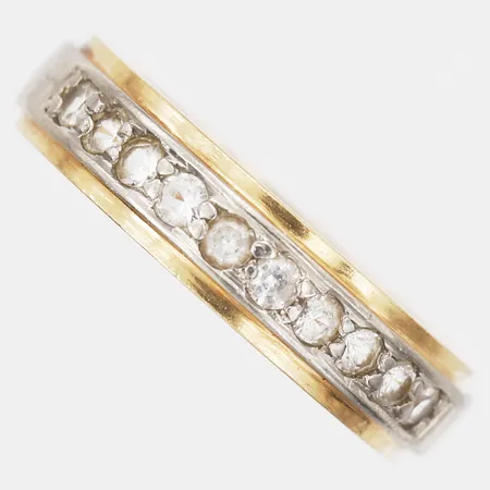 Ring, halvallians med vita stenar, stl: 15¾, Sven Seblings Juvelatelje AB, 1965 Askim, gravyr, 18K vit- & rödguld. Vikt: 3,6 g