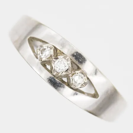 Ring med diamanter 2 x ca 0,01ct, 1 x ca 0,02ct, stl: 17, bredd: 2-6mm, smärre bruksslitage, 18K vitguld.  Vikt: 2,5 g