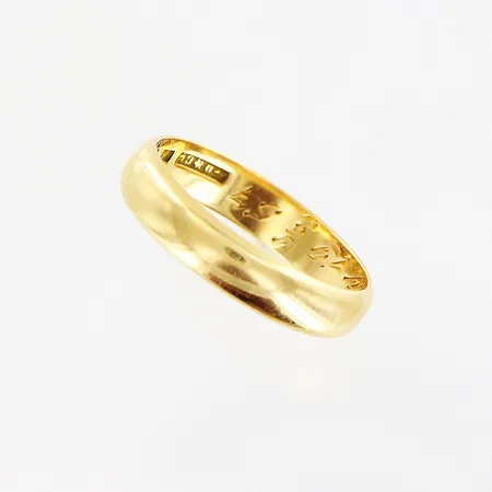 Ring, slät, stl 17½, bredd 4mm, gravyr, 18K.  Vikt: 3,4 g