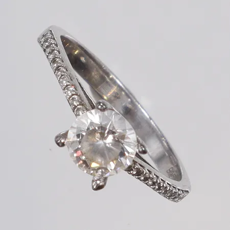 Ring med vita stenar stl 18 bredd 2-6mm, silver 925/1000 Vikt: 2,2 g