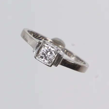 Ring i vitguld med diamant 1xca0,18ct stl 16 bredd 1-4mm, gravyr, K&EC (Ceson) Göteborg 1960, 18K Vikt: 2,7 g