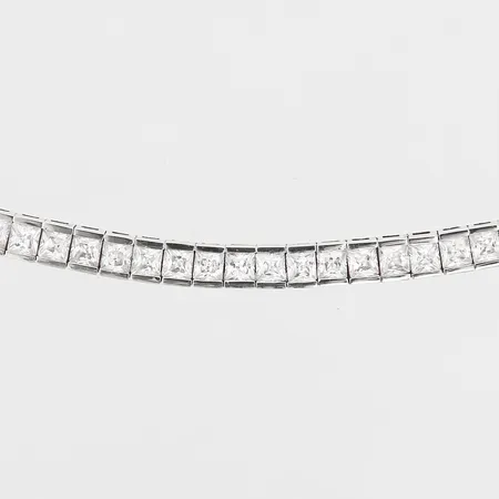 Collier med vita stenar, längd 42cm, bredd 44mm, 18K vitguld Vikt: 31,7 g