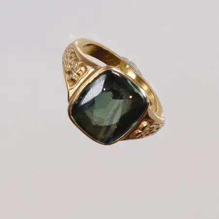 Klackring, mönstrat med grön sten stl 17 bredd 2-13mm, gravyr 18K Vikt: 7,1 g