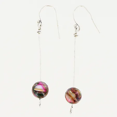 Ett par örhängen 65mm, flerfärgad dekorationskula Ø9,5mm, otydlig stämpel, silver. Vikt: 3,8 g