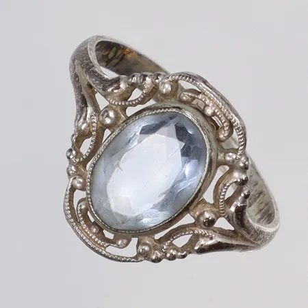 Ring med blå sten/glas stl 17 bredd 2-14mm, något skev, silver 830/1000 Vikt: 2,2 g