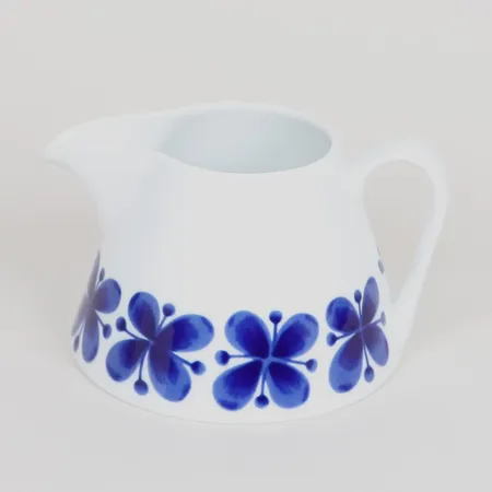 Gräddkanna Mon Amie Rörstrand, porslin, blå blomdekor, formgivare Marianne Westman, Ø12cm, höjd: ca 8cm.  Skickas med postpaket.