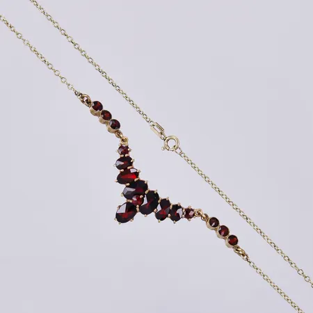 Collier med granater, längd: ca 43cm, bredd: ca 2-15mm, förgylld metall  Vikt: 5,5 g