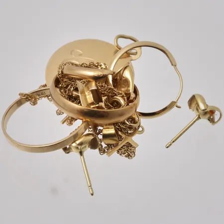 Diverse defekt guld, 18K, vikt 7,34g.