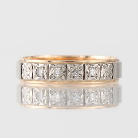 Ring med 5 st små diamanter, gravyr, storlek 19 ½ mm, bredd 5 mm, 18k. Vikt: 5,2 g