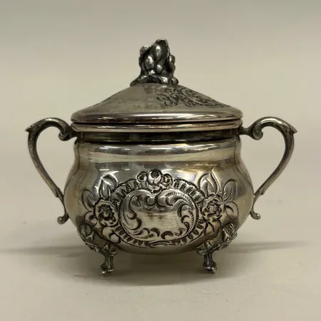 Sockerskål med blomsterdekor, höjd ca 8,5cm, silver 835/1000 Vikt: 124,4 g
