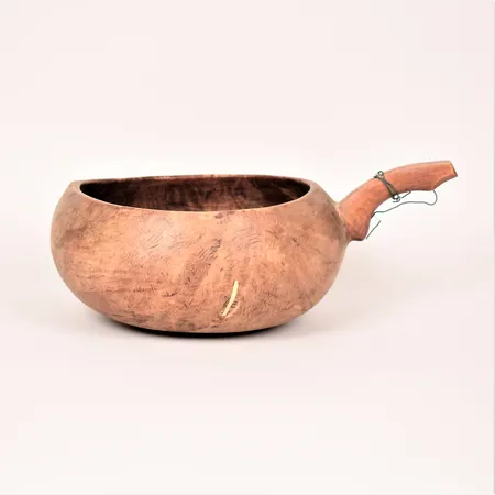 Stor kåsa i björk, signerad PJ 1872, längd ca 35cm, Ø 21cm Skickas med postpaket.