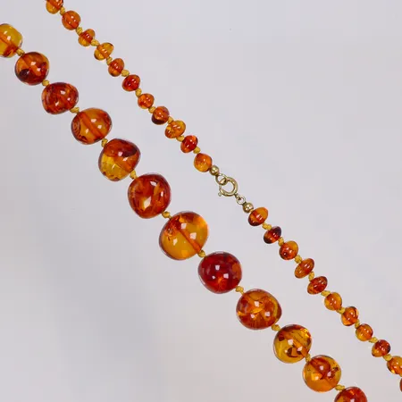 Collier med polerad bärnsten 68cm bredd 5,5-17,8mm, lås i gulmetall 