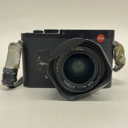 Kamera Leica Q, typ 116, snr: 52003668, med objektiv Leica Summilux 1:1.7/28 ASPH, tejprester, tejp på axelrem, ej linsskydd, OBS! ej funktionstestad 