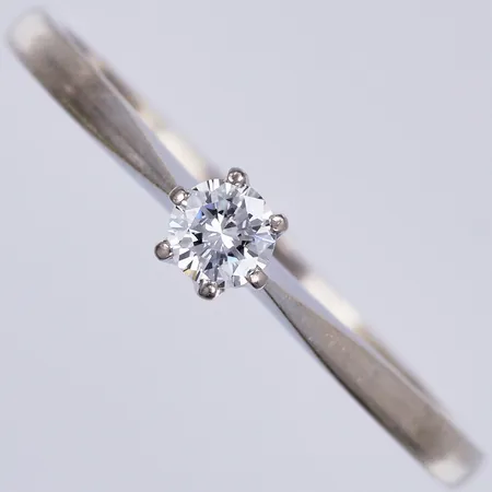 Ring med diamant, ca 1x0,17ct, stl: 20¼, bredd: ca 1,5-3,5mm, vitguld, 18K Vikt: 2,4 g