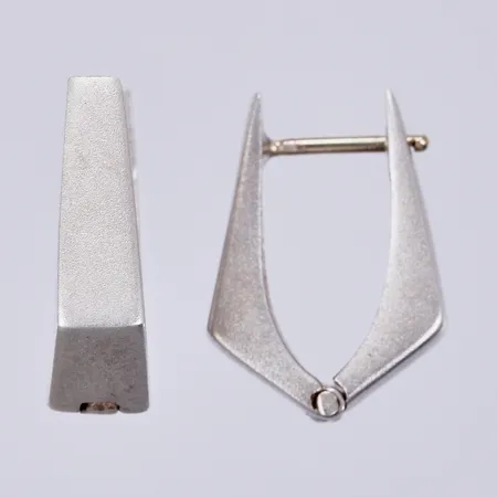 Ett par örhängen, längd: ca 15mm, bredd: ca 2-4mm, silver 925/1000 Vikt: 3,4 g