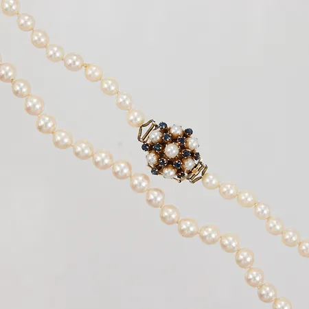 Pärlcollier, 39cm, Ø6,3mm, låsbredd ca 19,8mm, odlade pärlor, blå stenar, stenar sitter snett i fattning, lås i 14K, Bruttovikt: 25,9g.