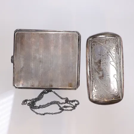 Diverse silver, defekt, gravyr silver 830/1000 Vikt: 129,7 g
