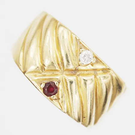 Ring med röd & vit sten, stl: 15¼, bredd 10mm, bucklig, 18K guld Vikt: 4,7 g