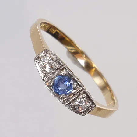 Ring med blå sten samt 2xca0,05ct diamanter stl 18¼, CGH ( C.G Hallbergs Guldsmeds Ab), Stockholm 1959, 18K Vikt: 2,3 g