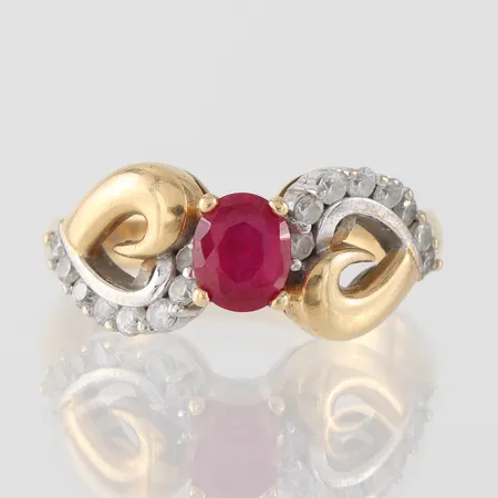 Ring med stenar, storlek 17 ½ mm, bredd 2.8-8.8 mm, 18k. Vikt: 5,7 g