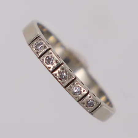 Ring med diamanter 5xca0,01ct, stl 16¾, bredd: 2,4mm, vitguld 18K. Vikt: 2,1 g