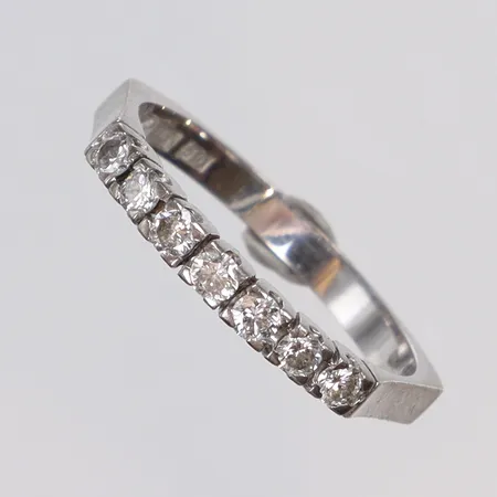 Alliansring i vitguld med diamanter 7xca0,05ct stl 18½ bredd 2mm, SSÄ (Guldkedjan Gk) Varberg 1986, 18K Vikt: 3 g