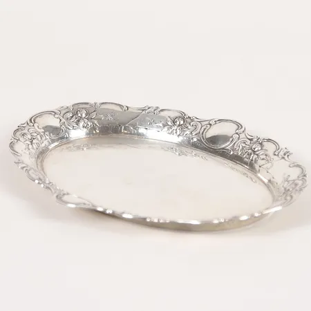 Fat med blomsterdekor i relief, MEMA, längd: 20 cm, bredd: 15,5 cm, höjd: 1,5 cm, tejprester på undersida, 835/1000 silver. Vikt: 147,4 g