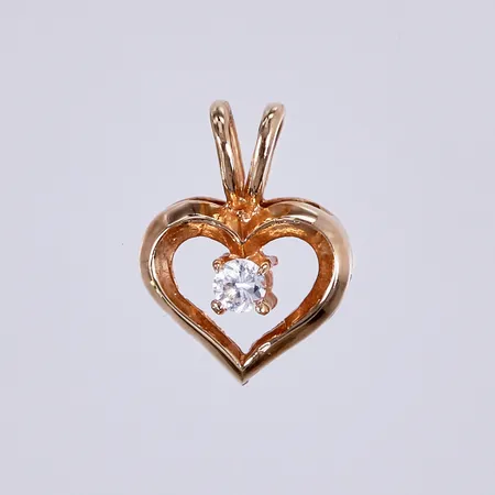 Hänge med vit sten, längd ca 10mm, bredd ca 8mm, förgyllt 835/1000 silver Vikt: 0,4 g