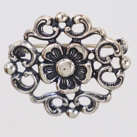 Brosch med floral dekor, längd 33,6mm, bredd 29mm, silver 835/1000 Vikt: 7,6 g