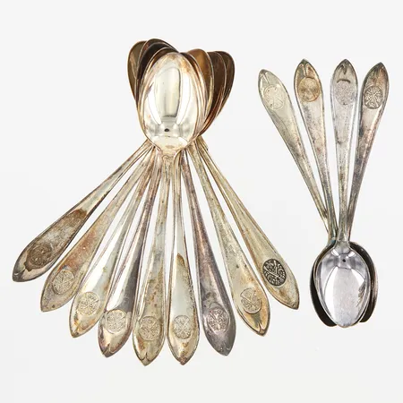 4 kaffeskedar, 9 teskedar, med gravyr, 830/1000 Silver Vikt: 167,8 g
