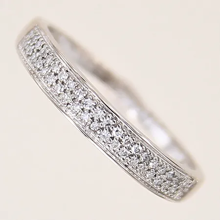 Ring med 8/8-slipade diamanter 43 x ca 0,005ct, stl 18½, bredd 2-3,5mm, GHA, vitguld, 18K Vikt: 2,5 g