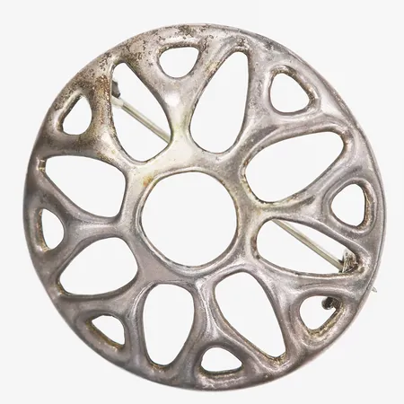 Brosch med genombruten dekor, Ø40mm, 925/1000 silver.  Vikt: 11,2 g