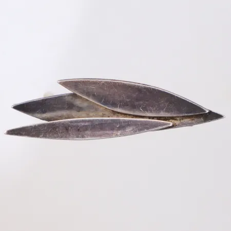 Brosch i form av löv, Åke Bergman,  55 x 17mm, sterling silver 925/1000  Vikt: 10,3 g